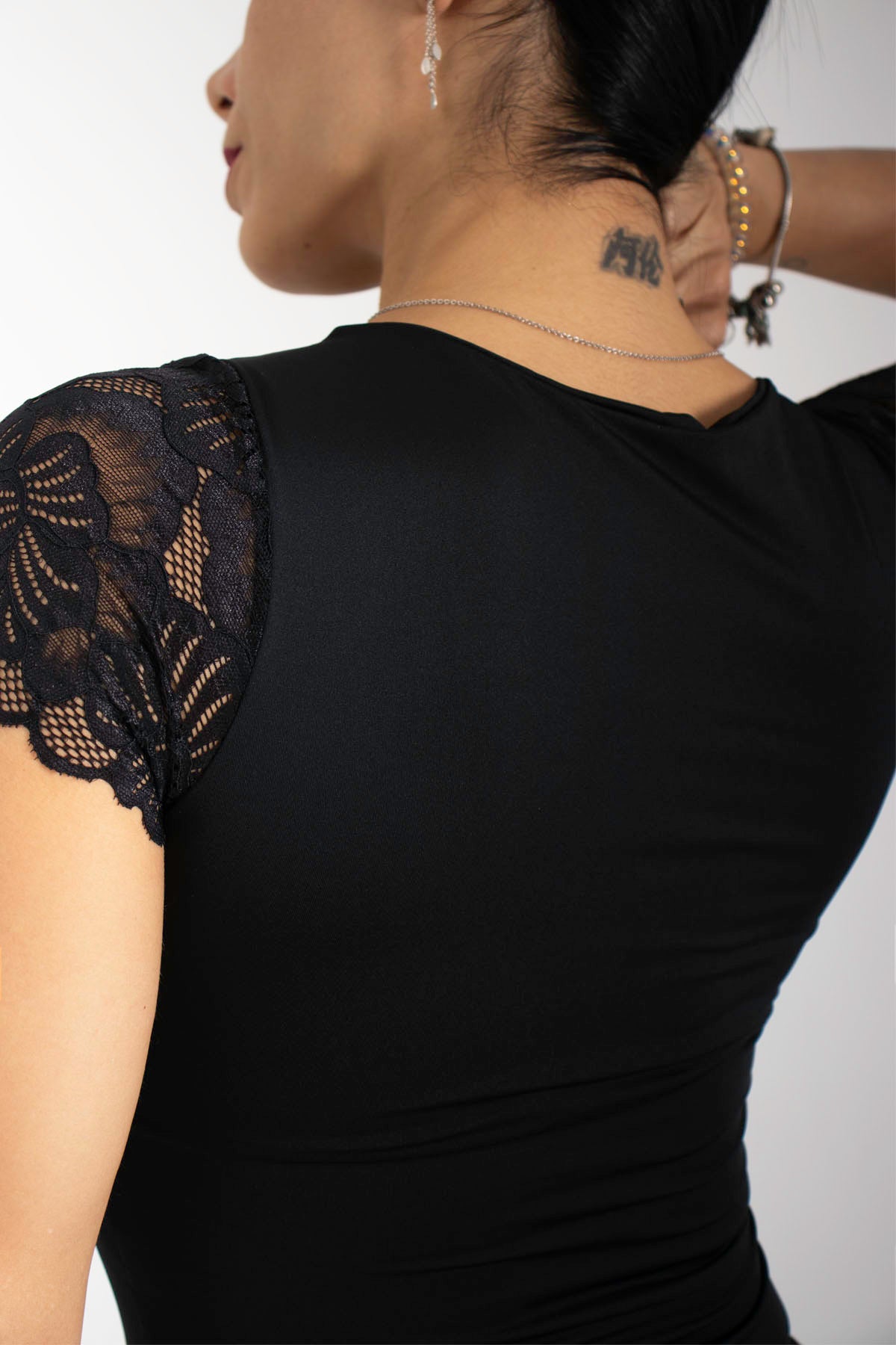 Body manga corta con encaje